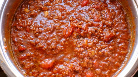 Minced meat sauce in the pot
