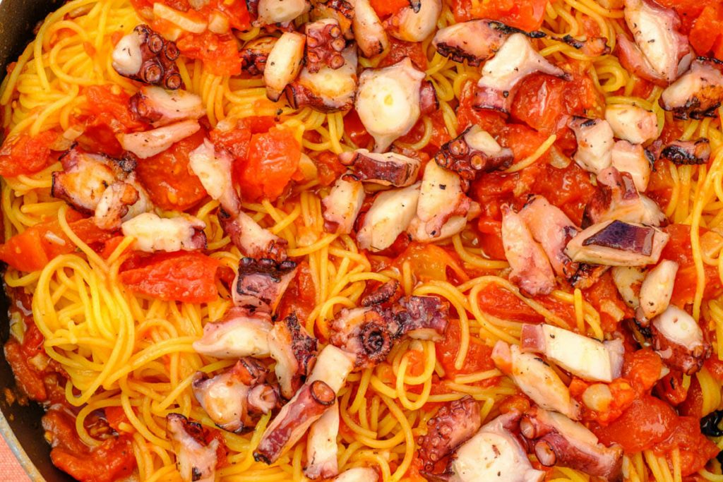 Spaghetti con pulpo in the pan