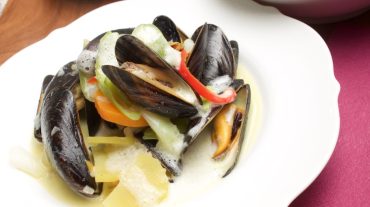 Mussels in white wine recipe image