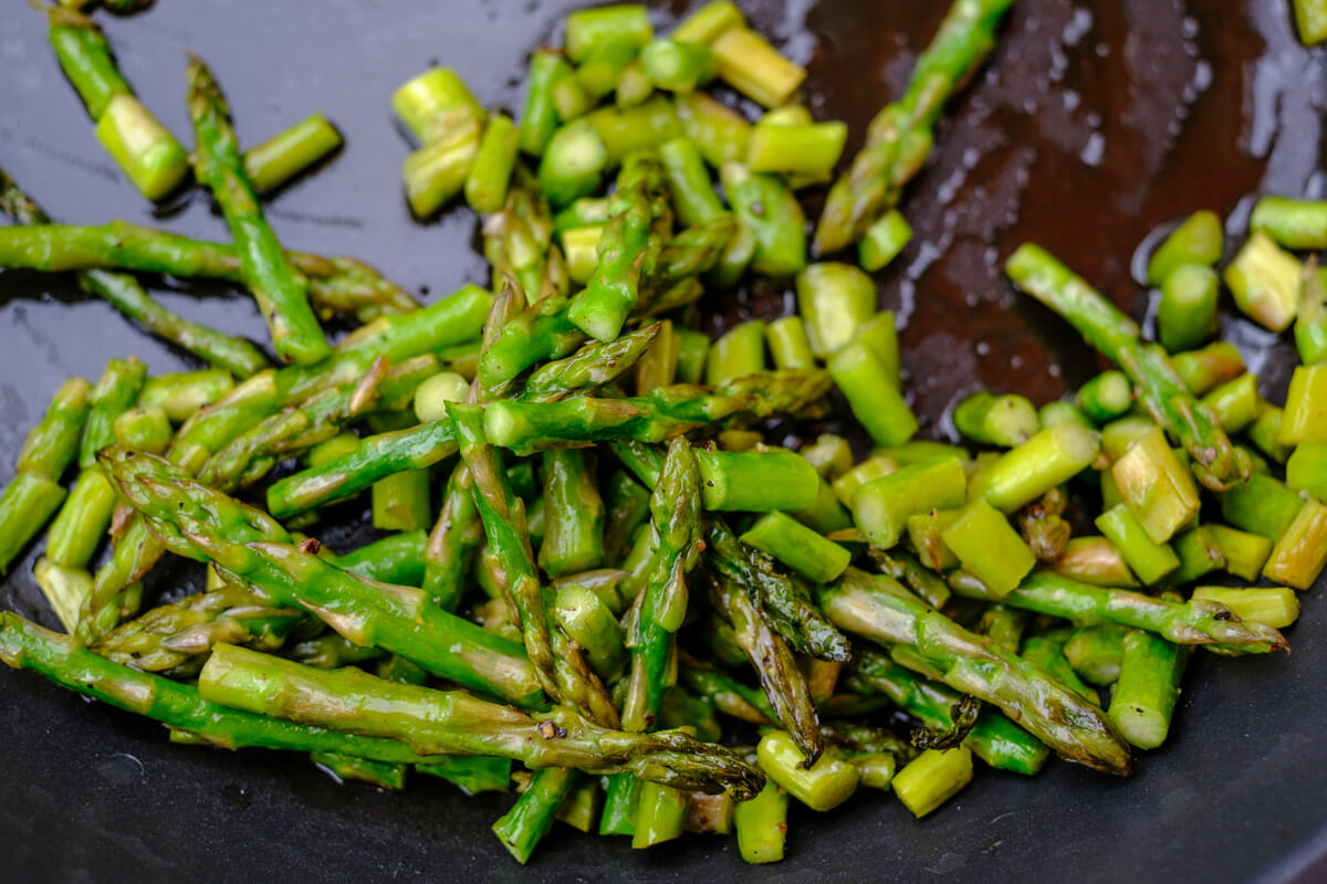 Green asparagus from the pan