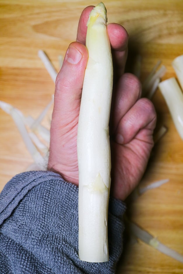 Peeling asparagus finger and hand technique