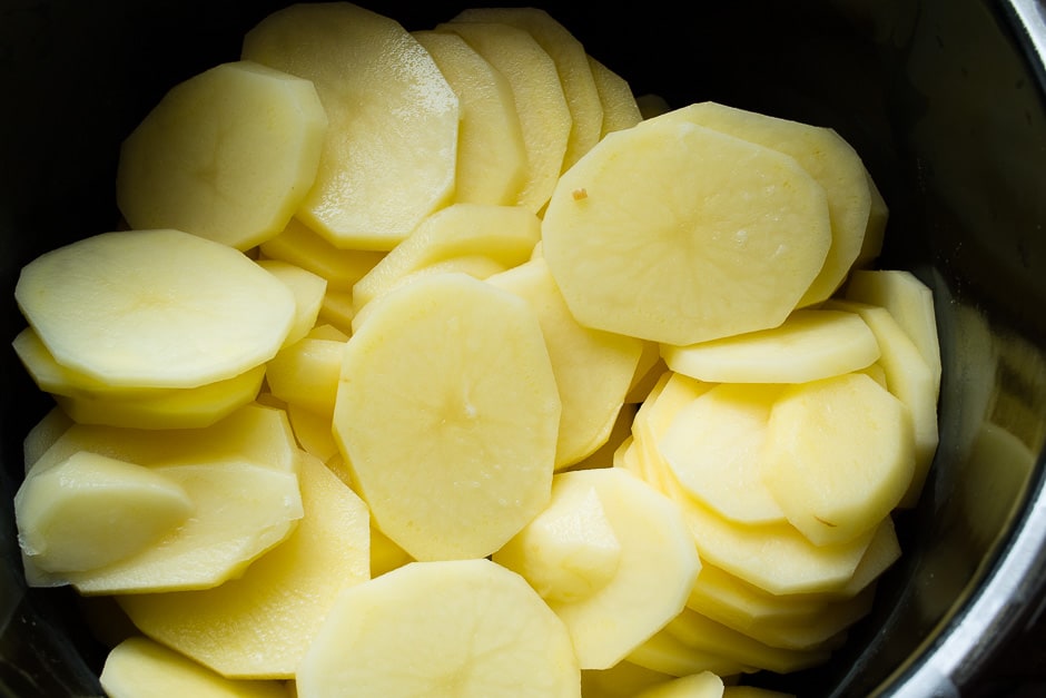 Potatoes for mashed potatoes in a saucepan.
