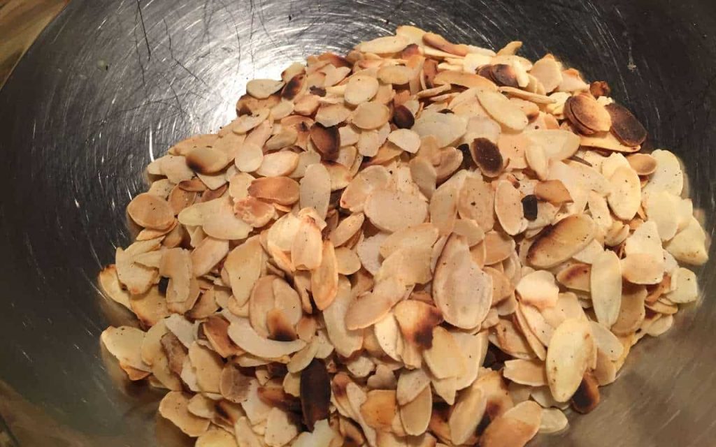 Roasted flaked almonds or almond sticks are the ideal addition to the strudel filling.