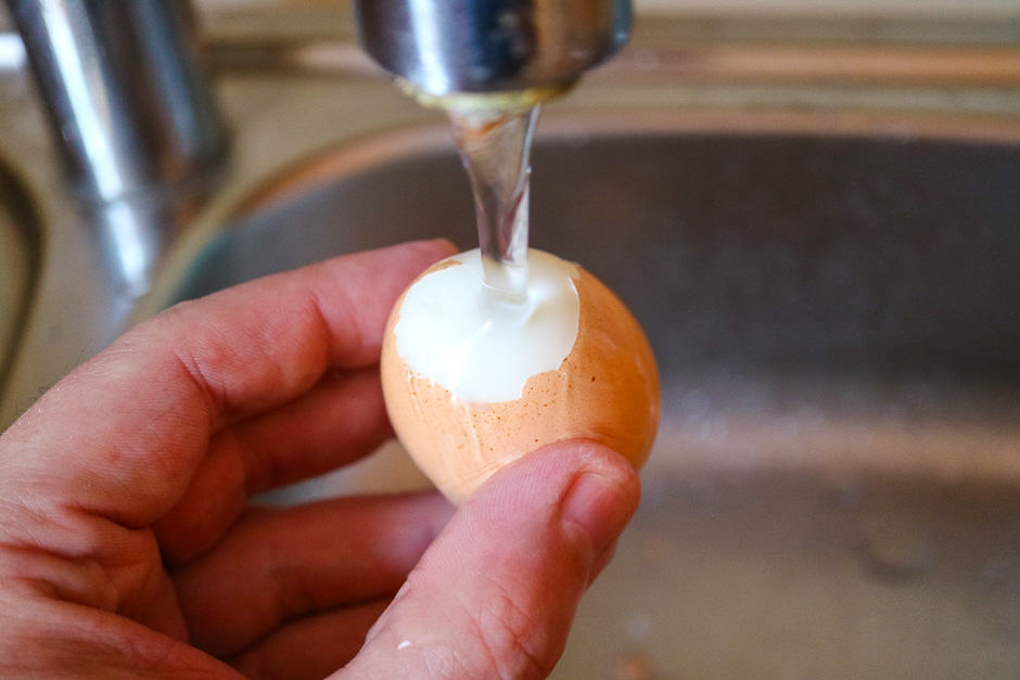 peel boiled egg for serving without eggshell