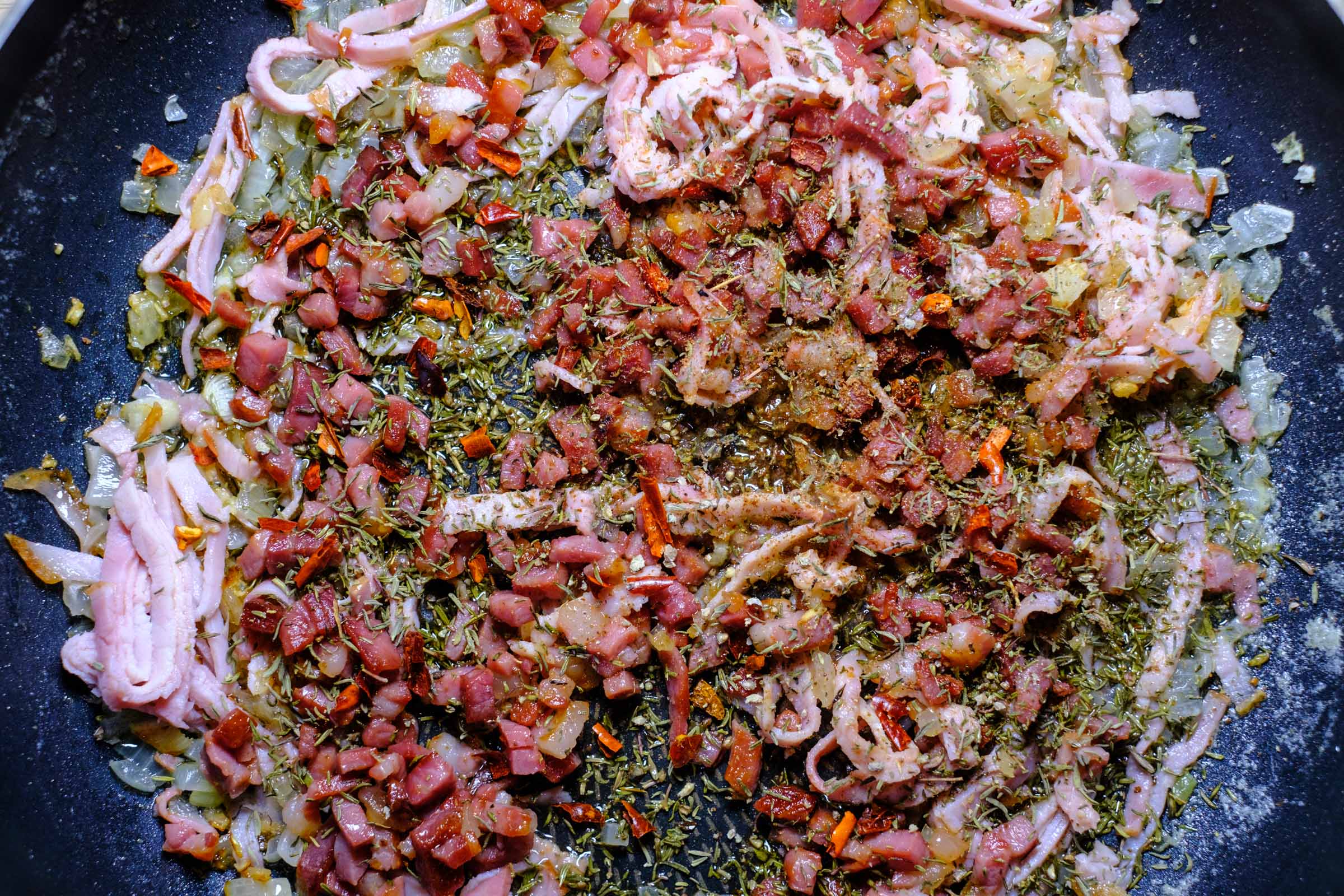 Bacon, ham, onion and garlic in the pan