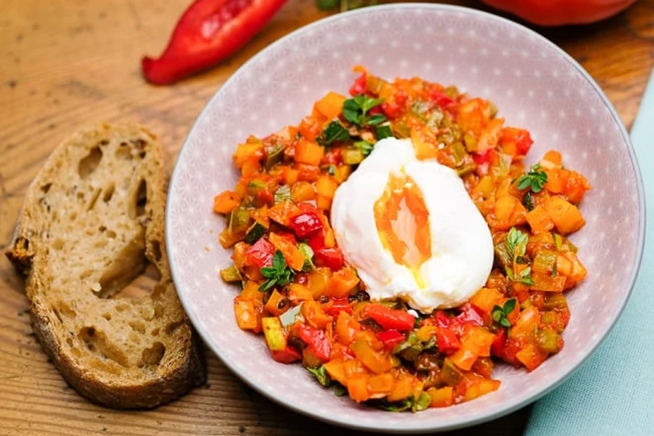 Poached eggs with ratatouille