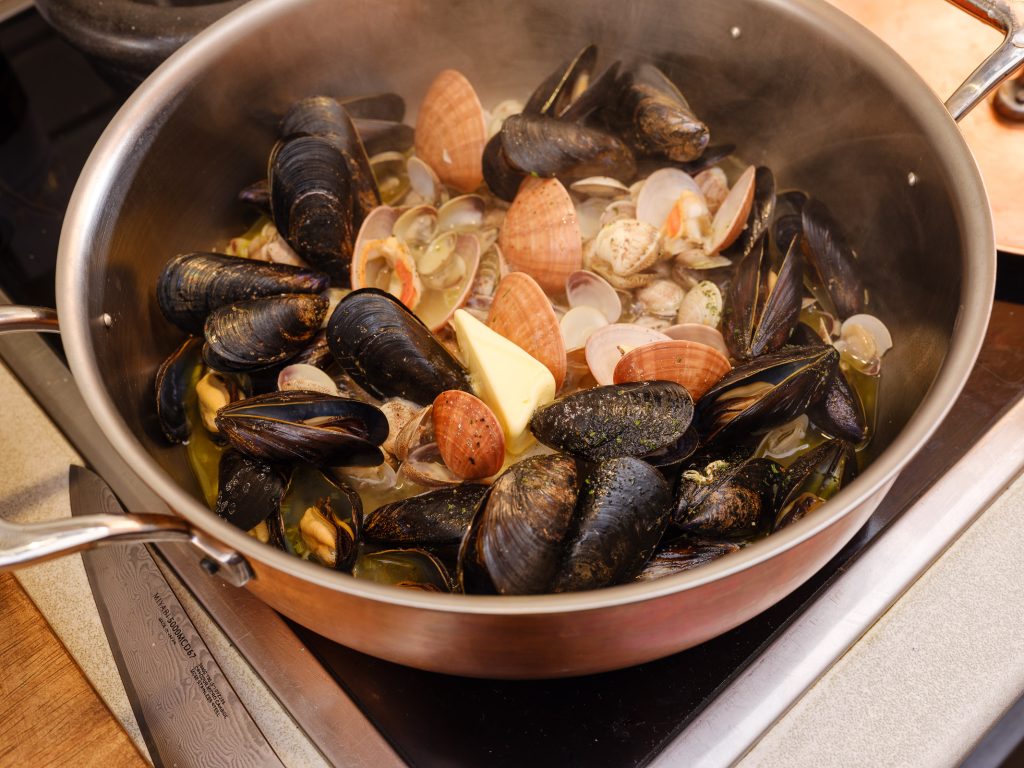 Refine the vongole and mussels with butter.