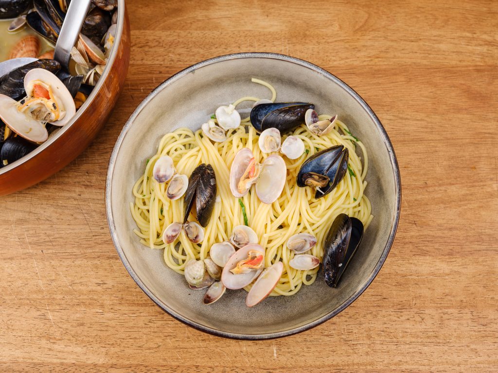 Arrange the mussels and vongole on spaghetti