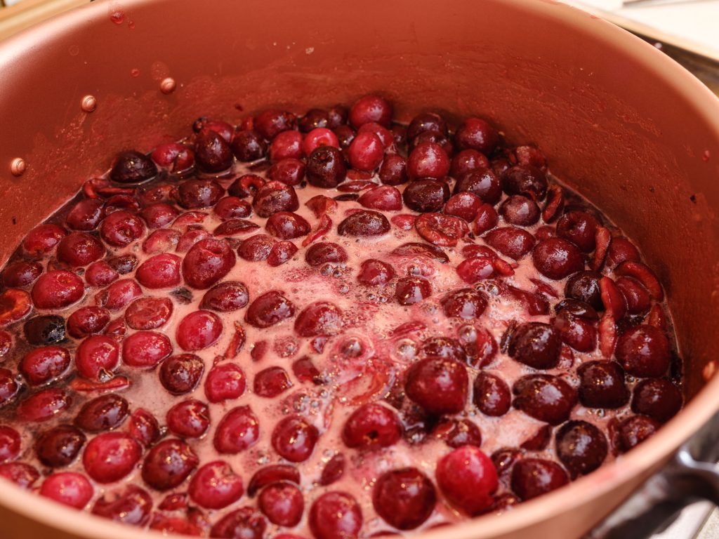 Cooking cherry jam