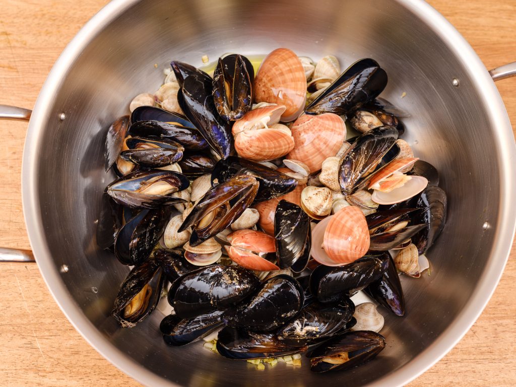 Mussels in the pot