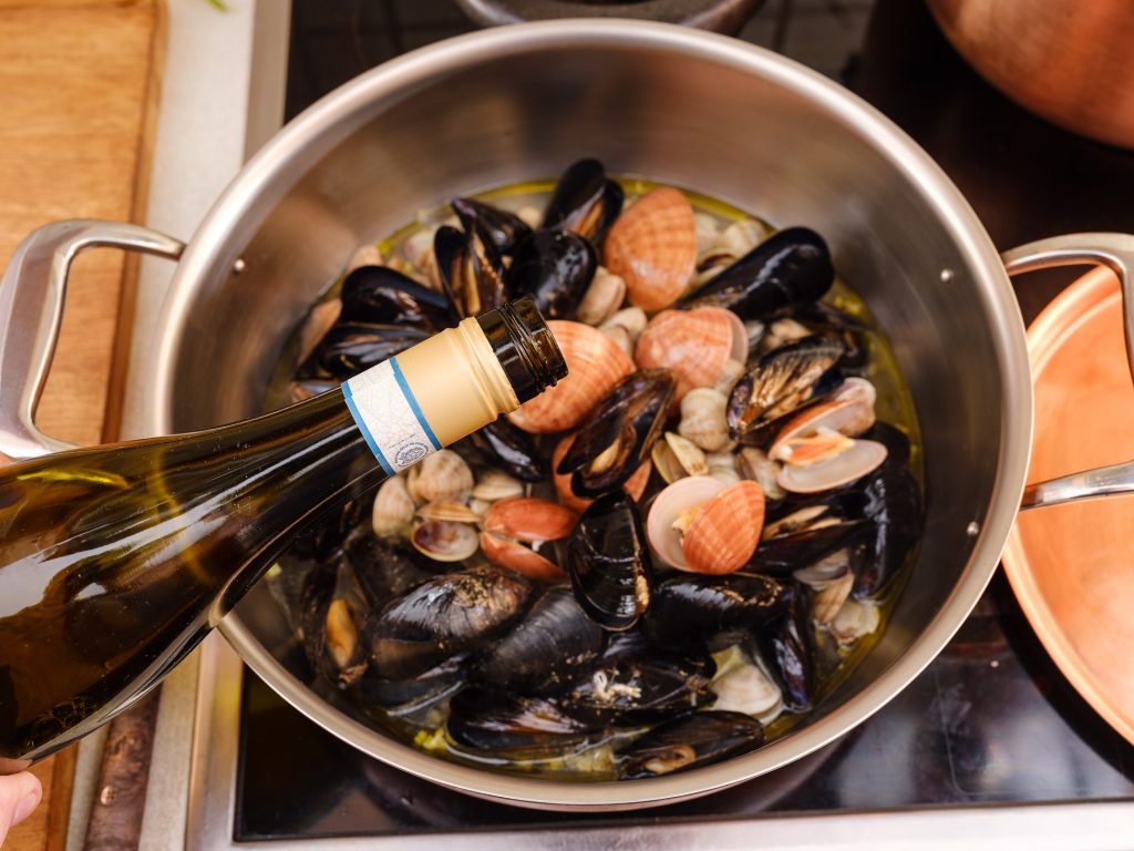 Deglaze the mussels with white wine