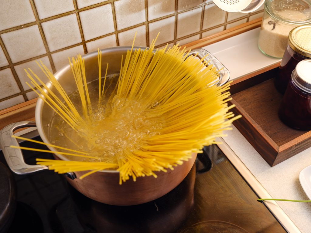 Spaghetti fanned out in a pot