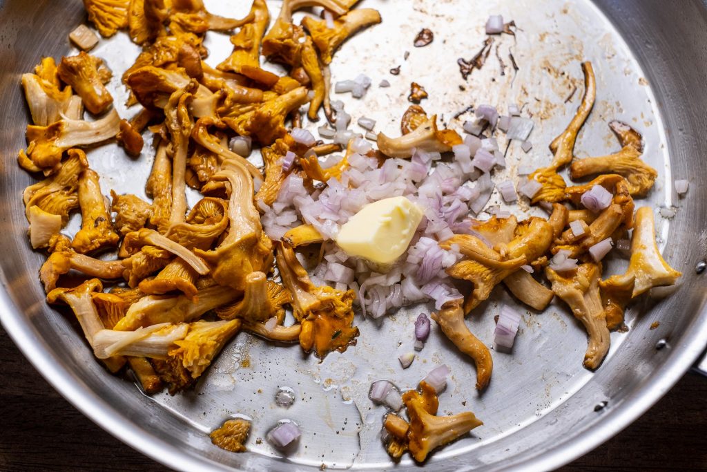 Mushrooms with shallots in the pan