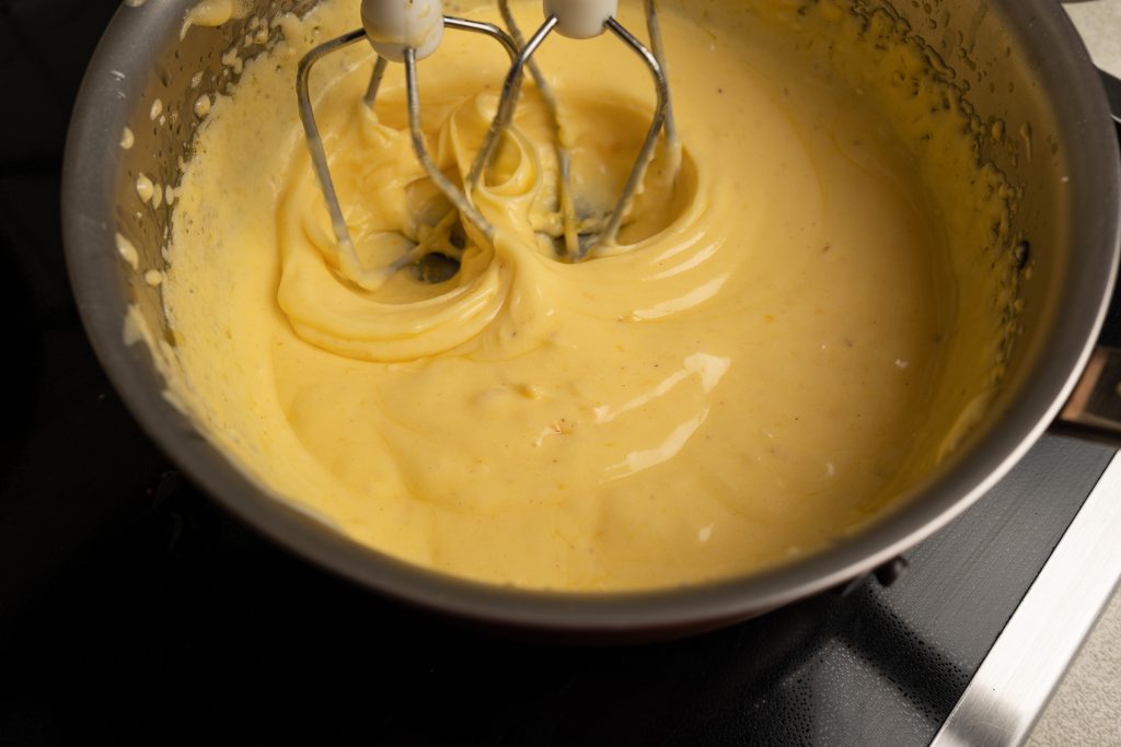 Whip the Bearnaise sauce with the hand mixer