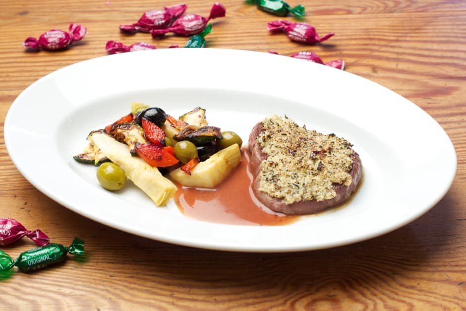 Steak überbacken, Rezept Bild Filetsteak angerichtet mit Gemüse und Sauce.