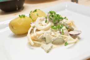 Matjessalat mit Essiggurken und Zwiebeln, Schnittlauch dazu Pellkartoffeln Rezept Bild (c) Thomas Sixt