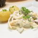 Matjessalat mit Essiggurken und Zwiebeln, Schnittlauch dazu Pellkartoffeln Rezept Bild (c) Thomas Sixt