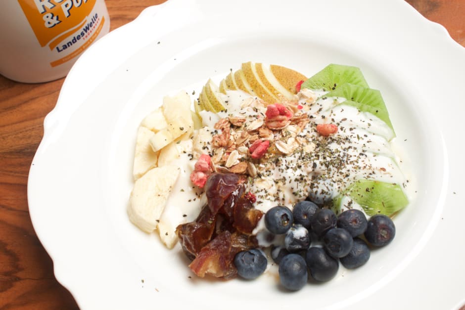 Früchte Müsli mit Ahornsirup-Joghurt und Früchten Foodbild und Rezept (c) Thomas Sixt