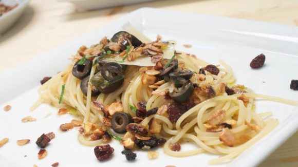 Spaghetti mit Kapern und Oliven dazu Müslibrösel Rezept Bild (c) Thomas Sixt