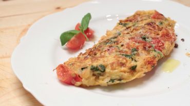 Omelette mit Tomaten und Basilikum eine feine Eierspeise. Rezept und Bild (C) Thomas Sixt.