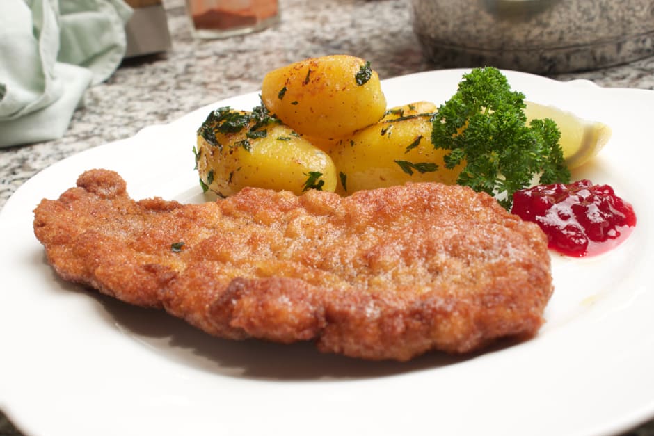 Das Putenschnitzel schmeckt auf paniert gebraten. 