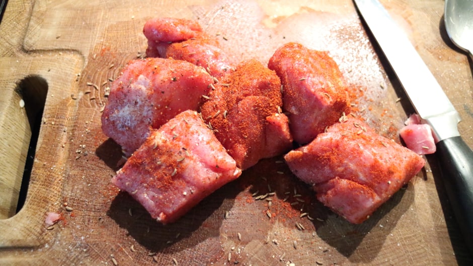 schweinefilet in stücke geschnitten, gewürzt mit salz, pfeffer, paprika und kümmel