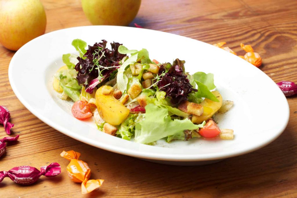 Blattsalat mit Bonbon-Salatdressing und knusprigen Brotwürfel