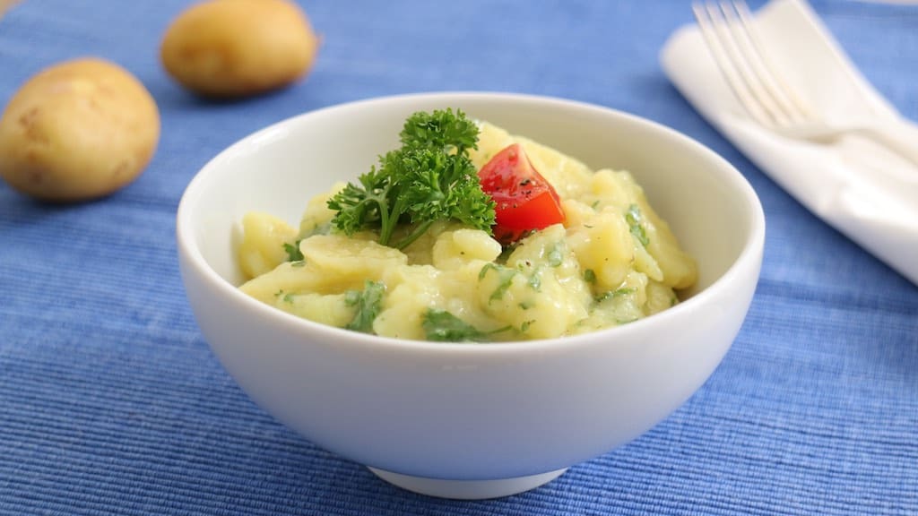 Schwäbischer Kartoffelsalat Rezept Bild angerichtet mit Petersilie.
