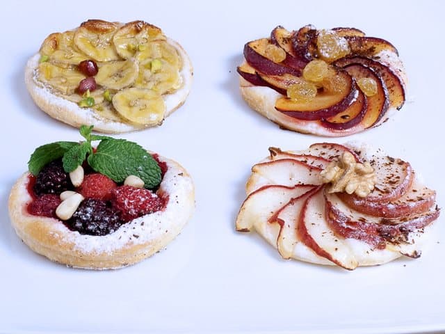 Tartes in verschiedenen Varianten: mit zwetschgen, Äpfel, Beerenfrüchte und Bananen