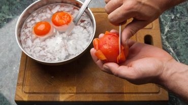 blanchierte Tomaten schälen