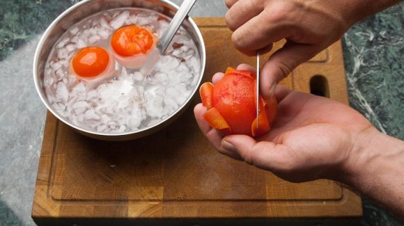 blanchierte Tomaten schälen