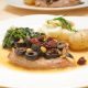 italienisches Kalbsschnitzel mit Kapern, Oliven und Martini