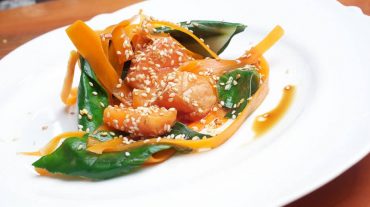 Lachs einfach Rezept mit Mangold und Karotten oder mit Spinat oder Pak Choi.