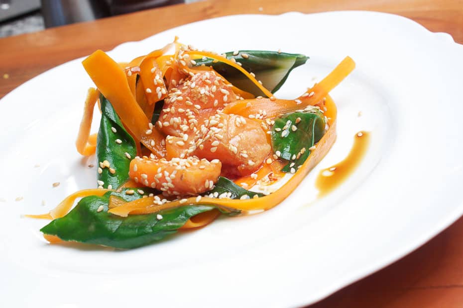 Lachs einfach Rezept mit Mangold und Karotten oder mit Spinat oder Pak Choi.