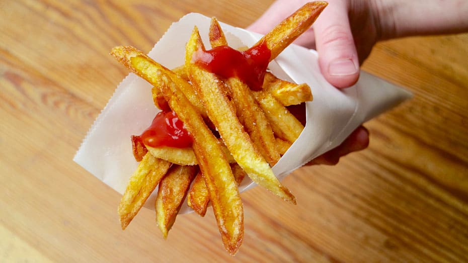 Pommes frites selbst gemacht in der Tüte mit Ketchup