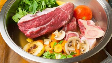 rinderbrühe selber machen, suppenansatz mit Rindfleisch und Gemüse
