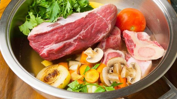 rinderbrühe selber machen, suppenansatz mit Rindfleisch und Gemüse