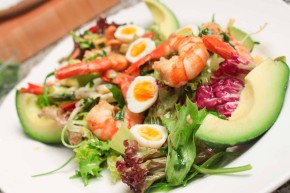 Salat mit Garnelen und Avocados und Wachtelei mit feinem Salat Dressing.