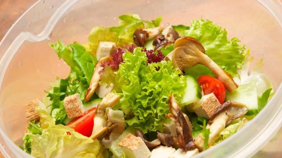 Salat mit Tofu und Pilzen, normal und asiatisch