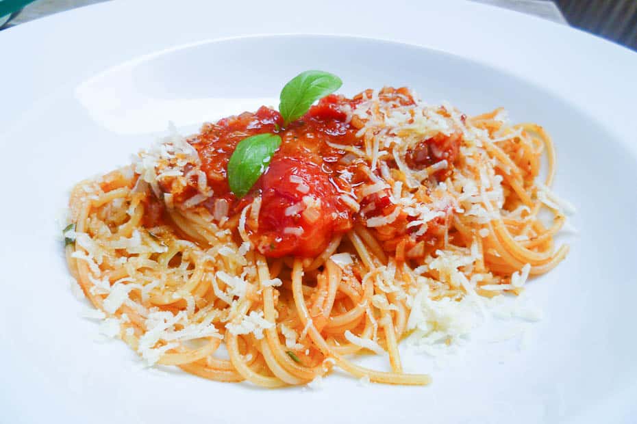 Spaghetti mit Tomatensauce, Basilikum und Parmesan