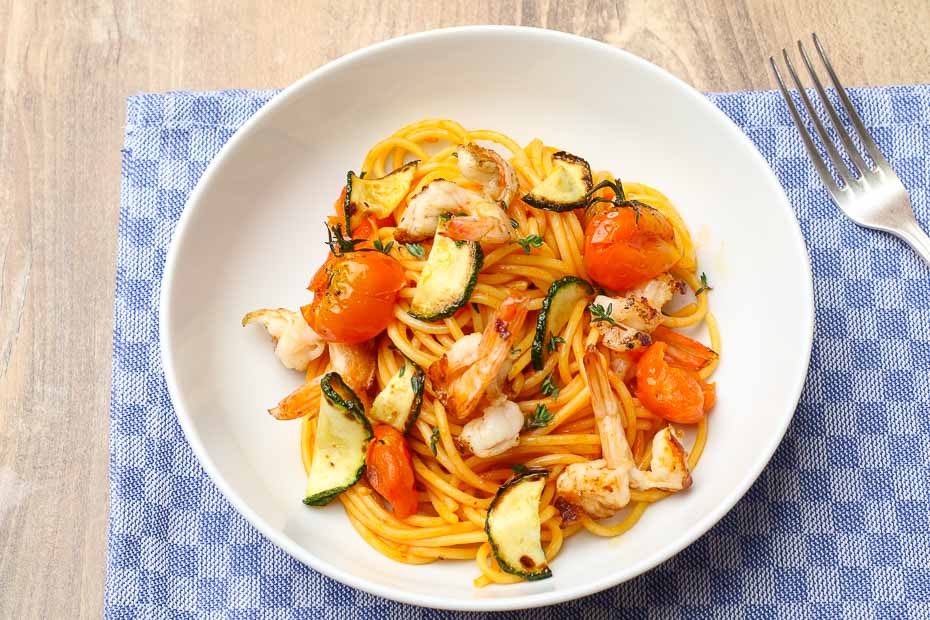 Spaghetti mit Tomaten Soße und Garnelen