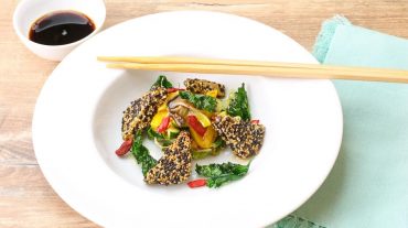 Tofu im Sesam-Mantel auf Gemüse-Salat und frittierter Petersilie