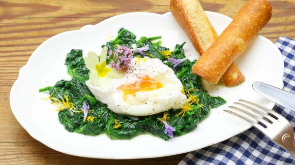 Pochiertes Ei auf Spinat und Wildkräuter, ein ideales Rezept für das Osterfest.
