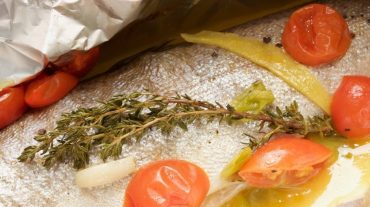 Fisch in der Alufolie zubereiten Rezept Bild Forelle in der Alufolie mit Gemüse und Weißweinsauce mit Thymian und Tomaten