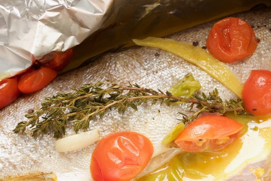 Fisch in der Alufolie zubereiten Rezept Bild Forelle in der Alufolie mit Gemüse und Weißweinsauce mit Thymian und Tomaten