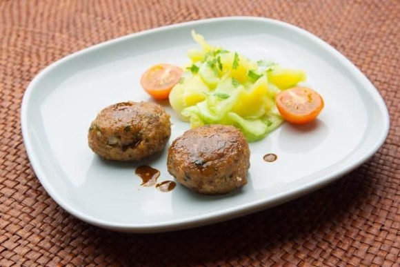 Fleischpflanzerl oder Fleischlaiberl mit Kartoffelsalat und Gurken