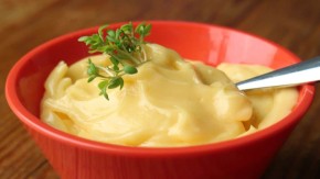 Mayonnaise selbst gemacht in einem schüsselchen mit Kresse dekoriert