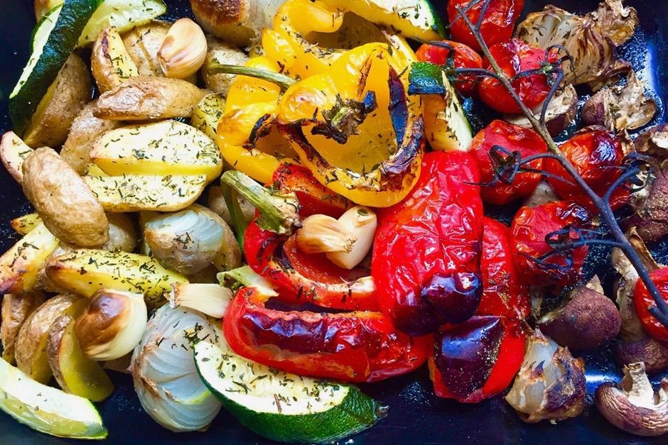 Backofengemüse frisch aus dem Ofen. LEcker geröstet mit reichlich tollen Aromen.