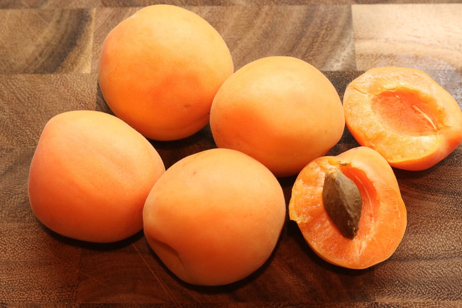 Frische Aprikosen aufgeschnitten mit Kern auf einem Brett fotografiert. Foodbild © Thomas Sixt