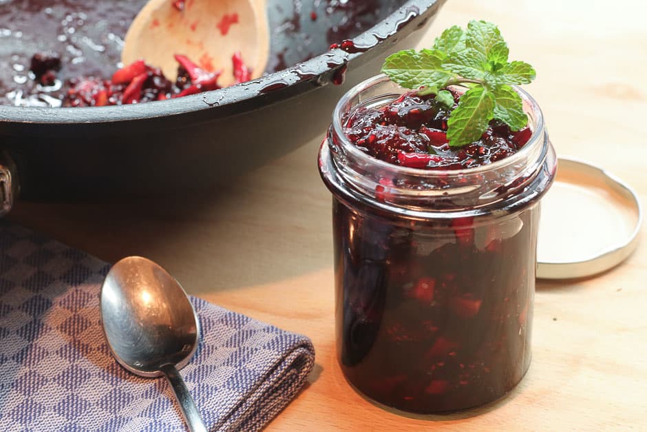 Beerenfrüchte Marmelade in Glas gefüllt mit Minze dekoriert. Querformat Foodbild © Thomas Sixt